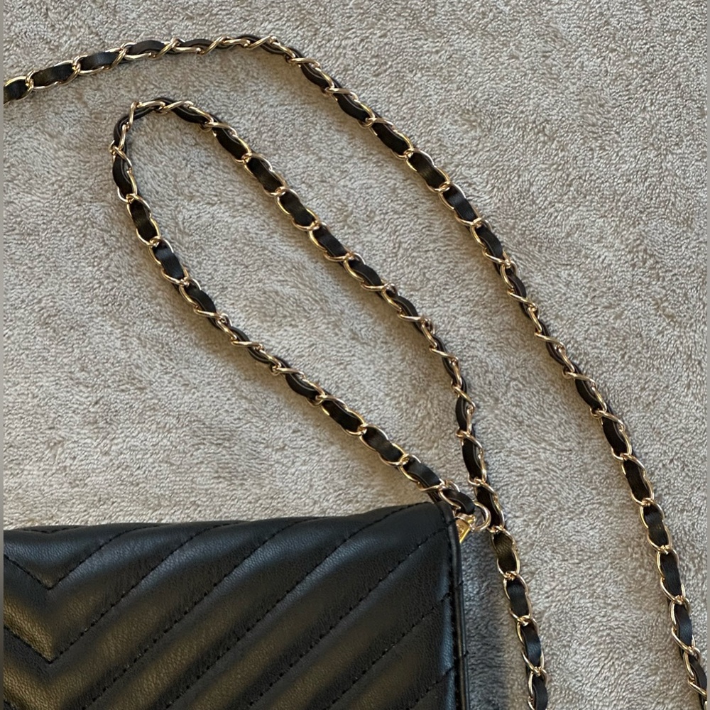 BADGLEY MISCHKA V Quilting Crossbody w/Logo Tessel-Black (NWT) - Picture 3 of 9